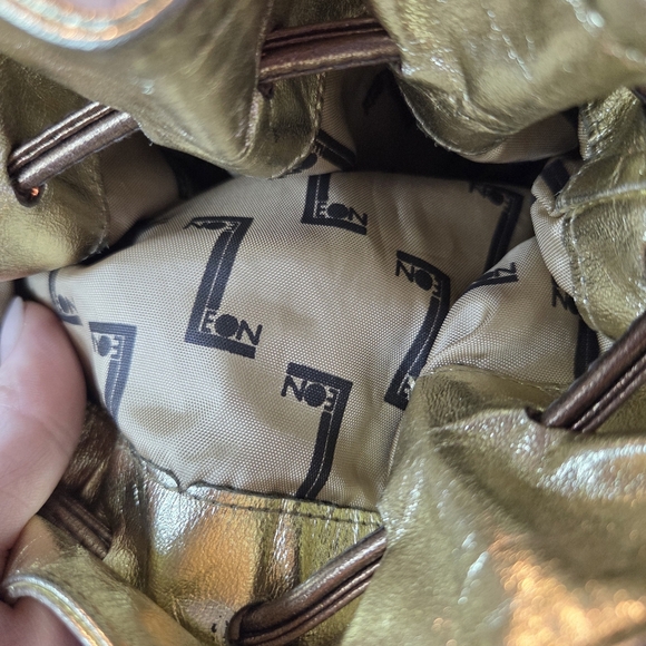 Vintage Leather EON Metallic Drawstring Crossbody Women's Bag - Picture 5 of 9